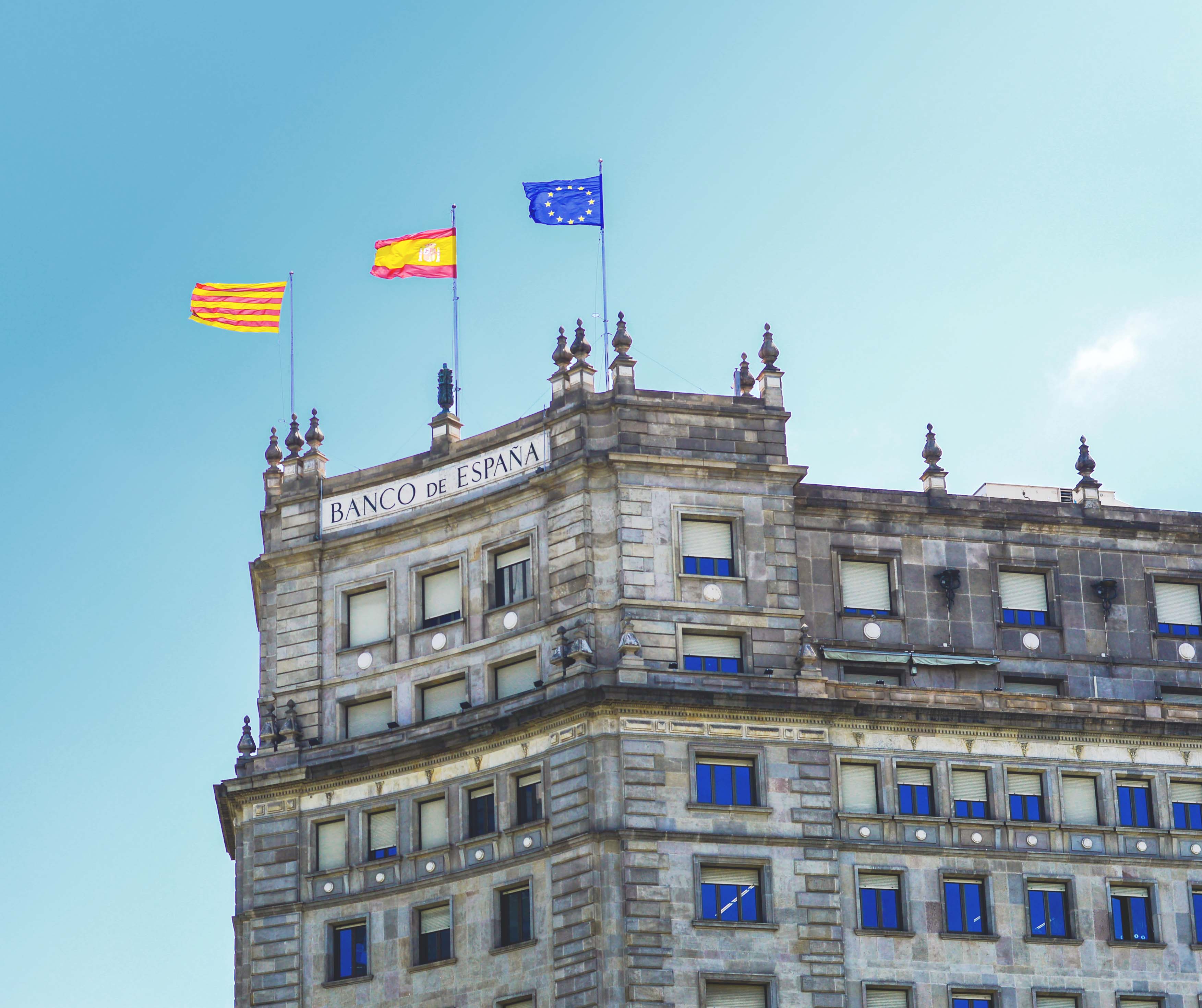Fakty i ciekawostki o Hiszpanii - Flagi - Kate Traveller - Blog Podróżniczy